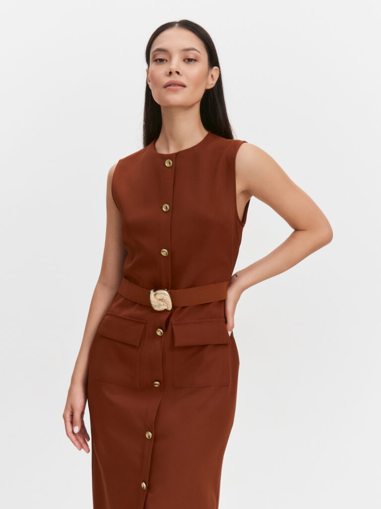 Платье без рукавов с поясом