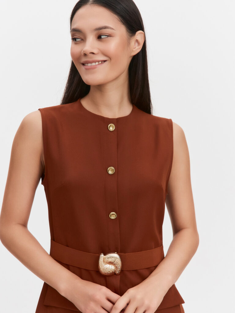 Платье без рукавов с поясом