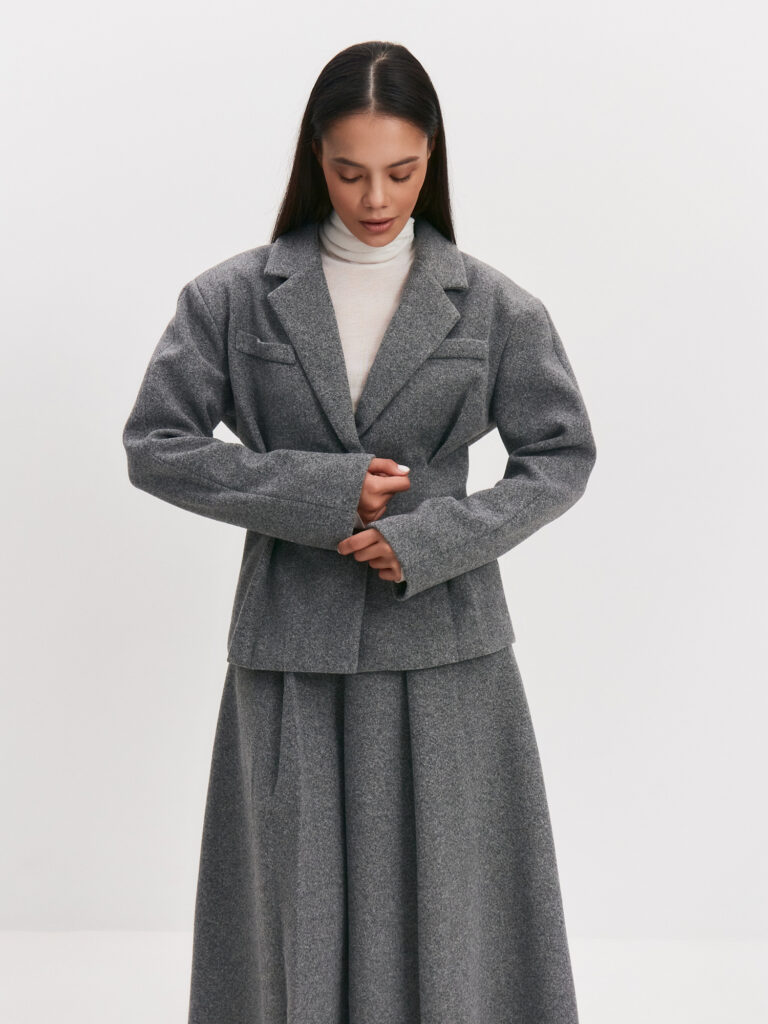 Костюм с приталенным жакетом