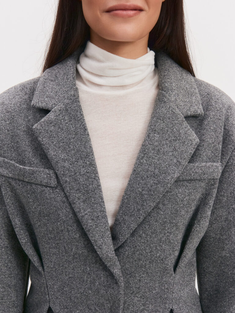 Костюм с приталенным жакетом