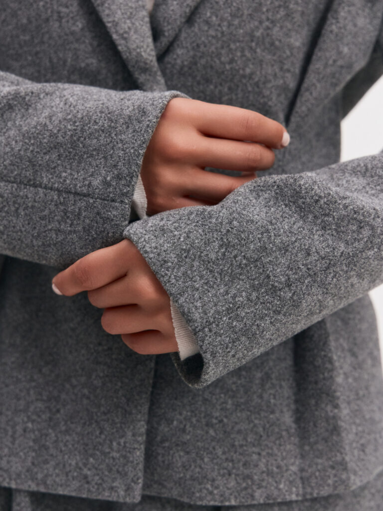 Костюм с приталенным жакетом